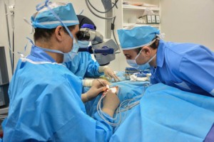 جراحی رایگان بیماران چشمی در کرمانشاه توسط وزیر بهداشت