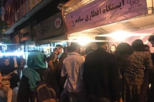 توزیع افطاری در میان شهروندان در میدان انقلاب  و بلوار کشاورز